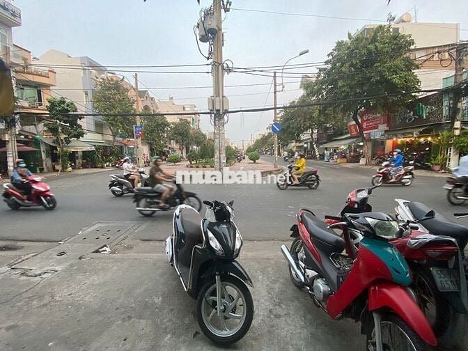 Cho thuê nhà mặt tiền Văn Cao, lề rộng, đối diện công viên Hiền Vương