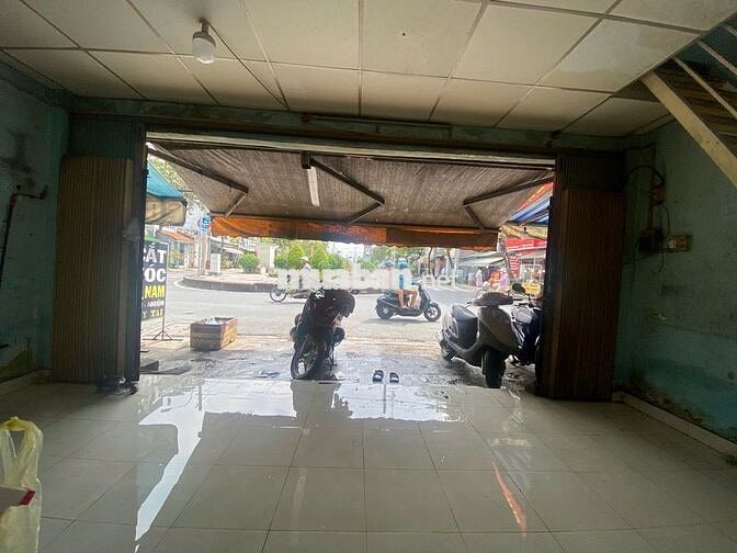 Cho thuê nhà mặt tiền Văn Cao, lề rộng, đối diện công viên Hiền Vương