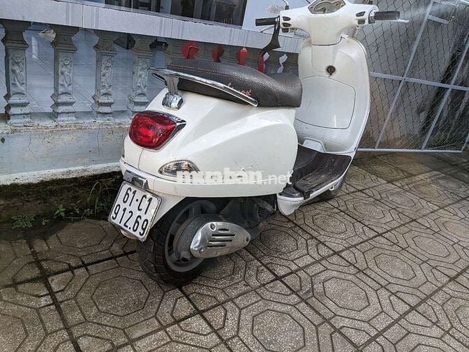 Piaggio Vespa LX 150 màu Trắng kim phun