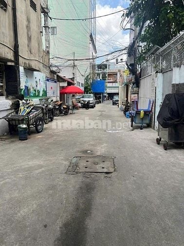 Nhà hai lầu mặt hẻm thoáng mát giữa vùng tiện nghi ở trung tâm Tp.hcm