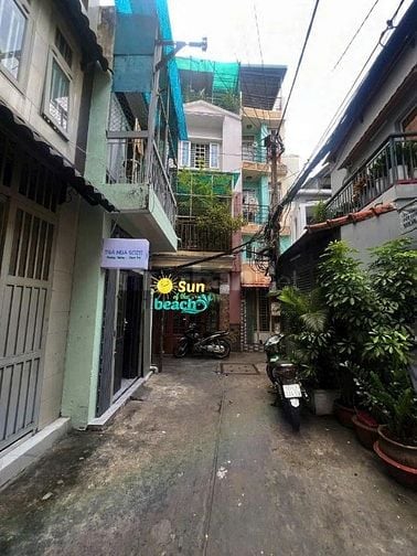 Nhà hai lầu mặt hẻm thoáng mát giữa vùng tiện nghi ở trung tâm Tp.hcm