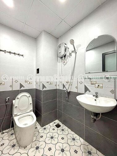 CĂN HỘ BAN CÔNG FULL NỘI THẤT MÁY GIẶT RIÊNG NẰM GẦN ETOWN CỘNG HOÀ