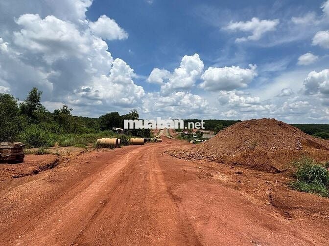 Ngay góc Ngã Tư với Tuyến 4 - từ Tuyến 4 tới đất đúng 80 mét