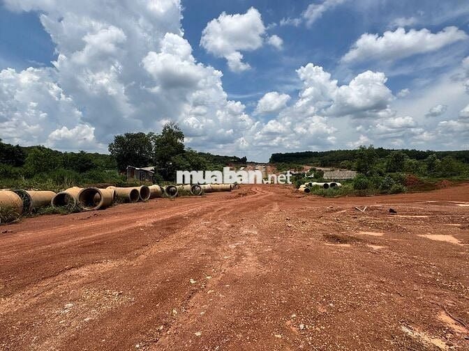 Ngay góc Ngã Tư với Tuyến 4 - từ Tuyến 4 tới đất đúng 80 mét