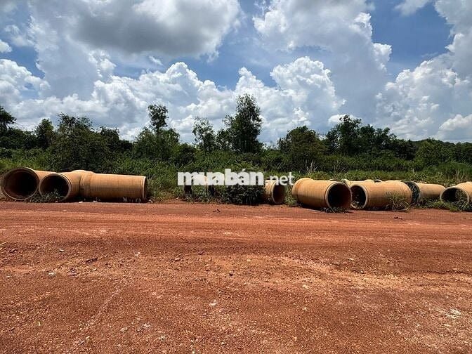 Ngay góc Ngã Tư với Tuyến 4 - từ Tuyến 4 tới đất đúng 80 mét