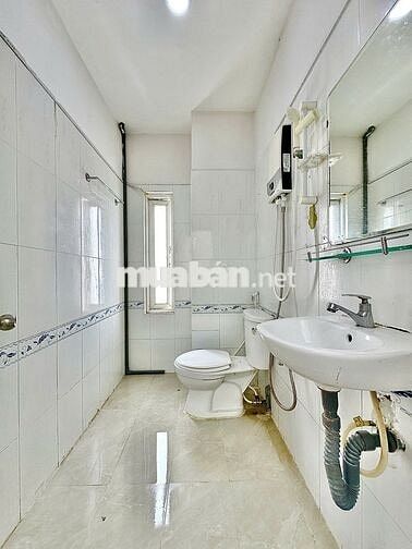 PHÒNG CỬA SỔ TRỜI THOÁNG MÁT NGAY LOTTE QUẬN 7 GIỜ TỰ DO CÓ THANG MÁY