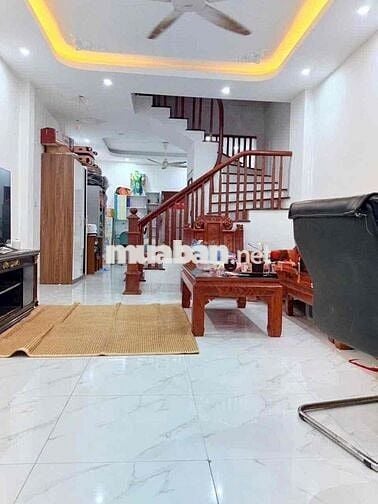 Hơn 2 tỷ chút có nhà đẹp Định Công Hạ-Oto sát nhà-Có sân trước-52M*2T