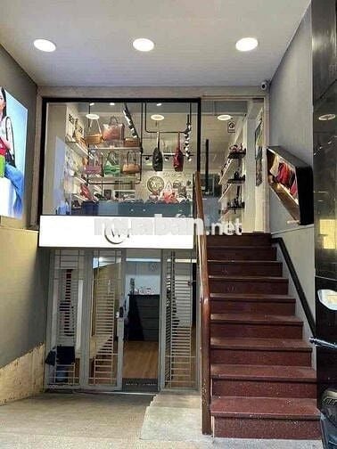 Cho thuê mặt tiền cách chợ Bến Thành Q1