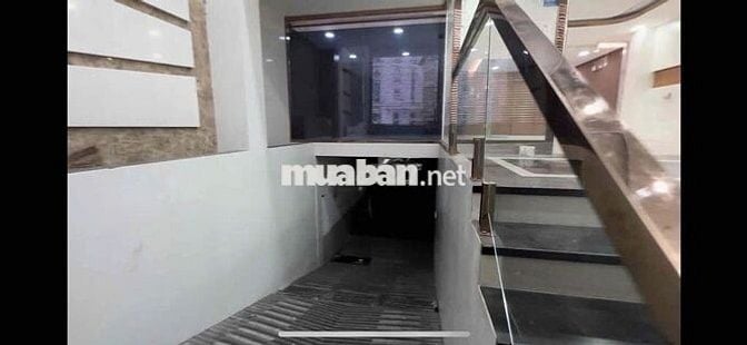 Cho thuê tòa nhà đường Hoàng Việt, DT 8x20m, hầm 7 tầng giá chỉ 200tr