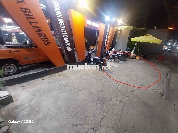 Sang nhượng mặt bằng vỉa hè tuyến đường đông người qua lại