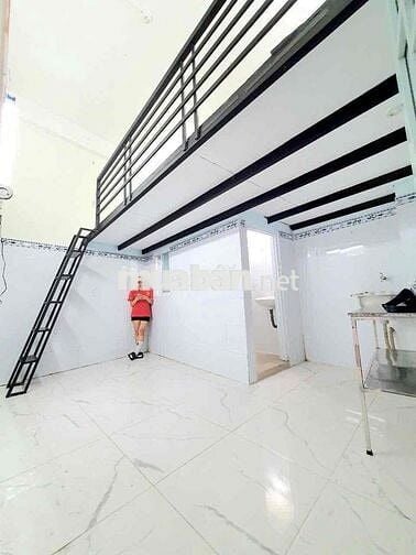 Phòng gác cao 2m, ở được 3-4 người, sau lưng Etown Cộng Hoà