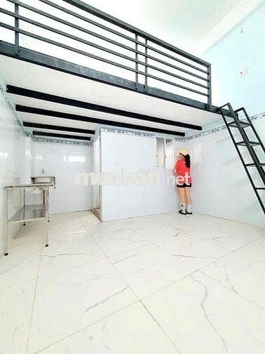 Phòng gác cao 2m, ở được 3-4 người, sau lưng Etown Cộng Hoà