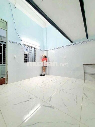 Phòng gác cao 2m, ở được 3-4 người, sau lưng Etown Cộng Hoà