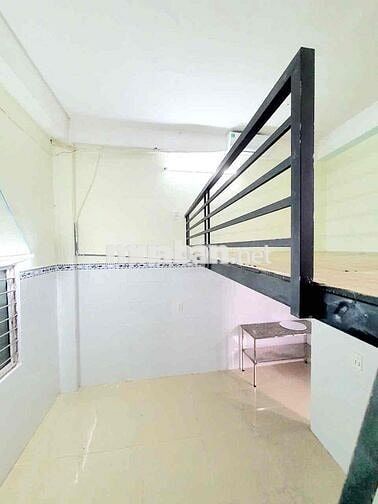 Phòng gác cao 2m, ở được 3-4 người, sau lưng Etown Cộng Hoà