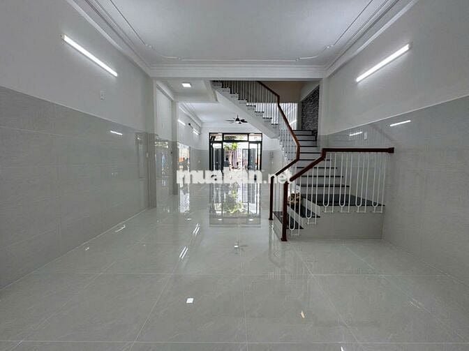 Nhà khu Phạm Văn Đồng trống suốt – Vị trí đẹp, phù hợp kinh doanh