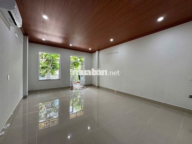 Nhà khu Phạm Văn Đồng trống suốt – Vị trí đẹp, phù hợp kinh doanh