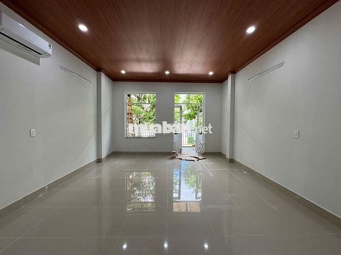 Nhà khu Phạm Văn Đồng trống suốt – Vị trí đẹp, phù hợp kinh doanh