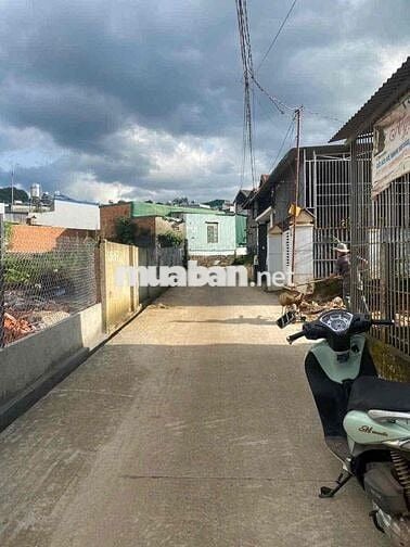 1 lô *** hẻm 268 Nguyễn Công Trứ - trung tâm thành phố.