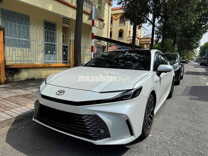 Toyota Camry 2025 2.5HV (Hybrid) - 8000 km