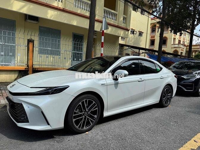 Toyota Camry 2025 2.5HV (Hybrid) - 8000 km
