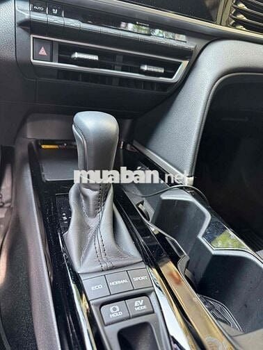 Toyota Camry 2025 2.5HV (Hybrid) - 8000 km