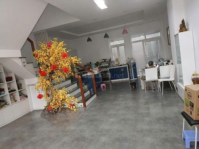 Bán nhà 3 tầng, 4 Phòng ngủ , 3 tolet đường nhựa 8m 