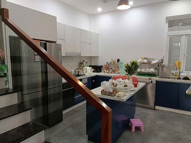 Bán nhà 3 tầng, 4 Phòng ngủ , 3 tolet đường nhựa 8m 