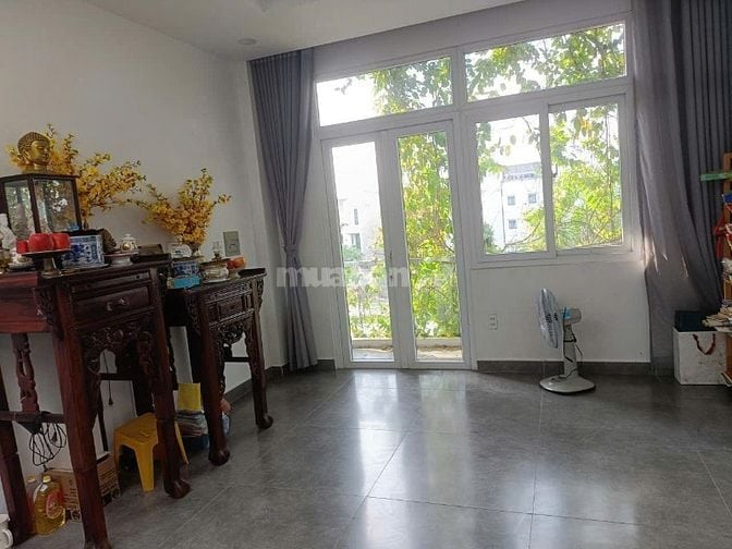 Bán nhà 3 tầng, 4 Phòng ngủ , 3 tolet đường nhựa 8m 