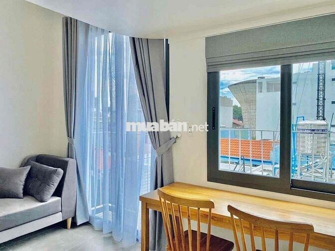 CĂN HỘ CÓ GÁC BAN CÔNG NHIỀU CỬA SỔ THOÁNG MÁY GIẶT RIÊNG GẦN QUẬN 1