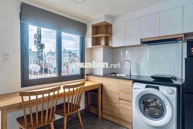 CĂN HỘ CÓ GÁC BAN CÔNG NHIỀU CỬA SỔ THOÁNG MÁY GIẶT RIÊNG GẦN QUẬN 1