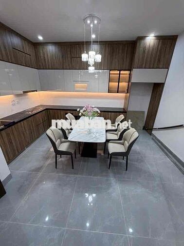 NHÀ V.I.P Ngọc Lâm cạnh con phố ẩm thực . ô tô đỗ cửa