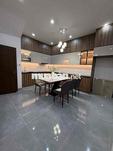 NHÀ V.I.P Ngọc Lâm cạnh con phố ẩm thực . ô tô đỗ cửa