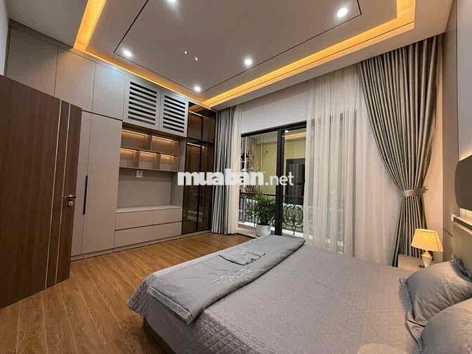 NHÀ V.I.P Ngọc Lâm cạnh con phố ẩm thực . ô tô đỗ cửa