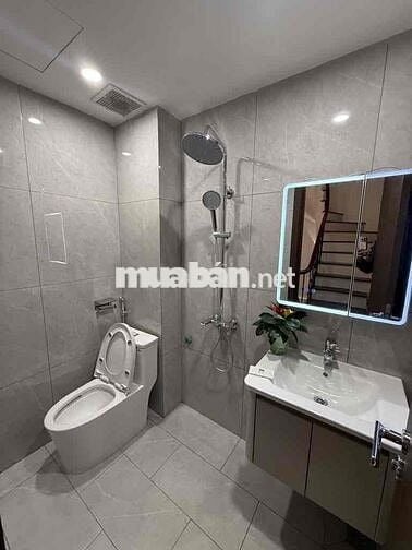 NHÀ V.I.P Ngọc Lâm cạnh con phố ẩm thực . ô tô đỗ cửa