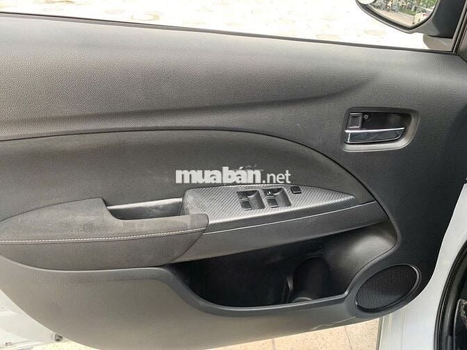 Mitsubishi Attrage 2021 màu trắng