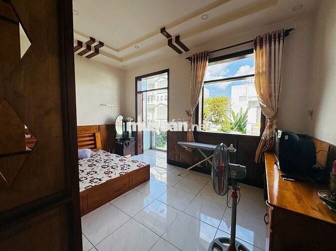 Cho thuê nhà đường b4 kdc hưng phú 1 gần đường lý thái tổ giá 11 triệu