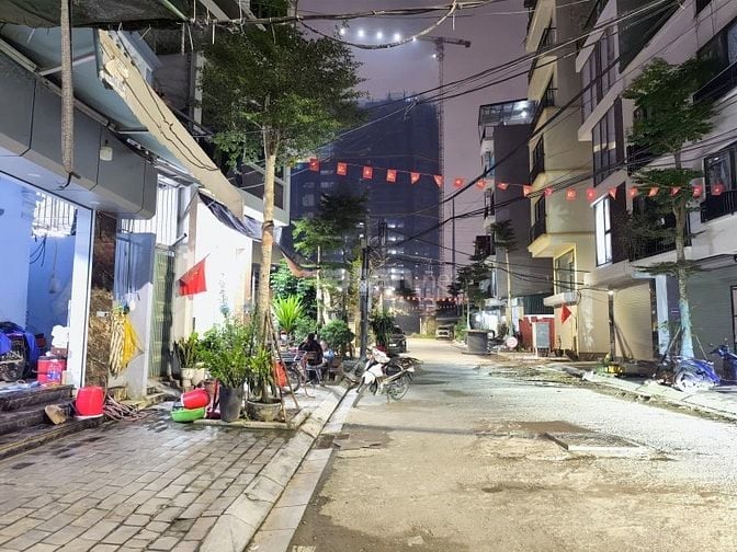 An Dương Vương – Ô Tô Tránh – 55 M – Đất – MT 4.5 M – Giá 16.7 Tỷ. 