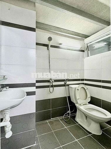 PHÒNG TRỌ CÓ GÁC CỬA SỔ TRỜI NGAY CUỐI ĐƯỜNG NGUYỄN OANH, GẦN ĐH NTT