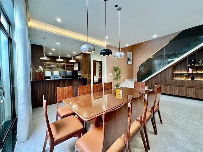 Chính chủ bán gấp Biệt thự Quận 2 Hồ Bơi sân vườn 240m2 giá chỉ 55 tỷ