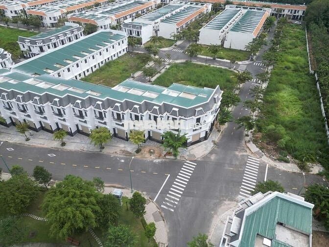 Bán căn nhà đường D8, kế mảng xanh, gần công viên