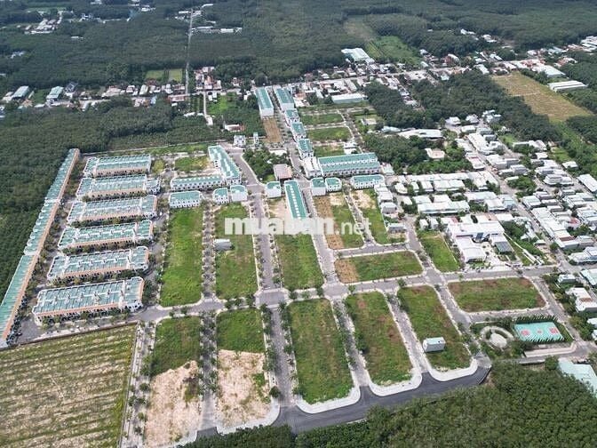 Bán căn nhà đường D8, kế mảng xanh, gần công viên