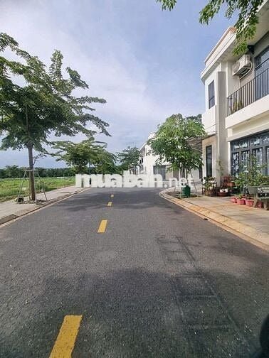 Bán căn nhà đường D8, kế mảng xanh, gần công viên