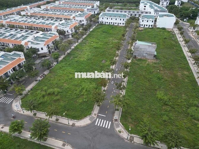 Bán căn nhà đường D8, kế mảng xanh, gần công viên