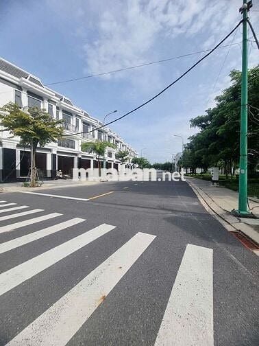 Bán căn nhà đường D8, kế mảng xanh, gần công viên