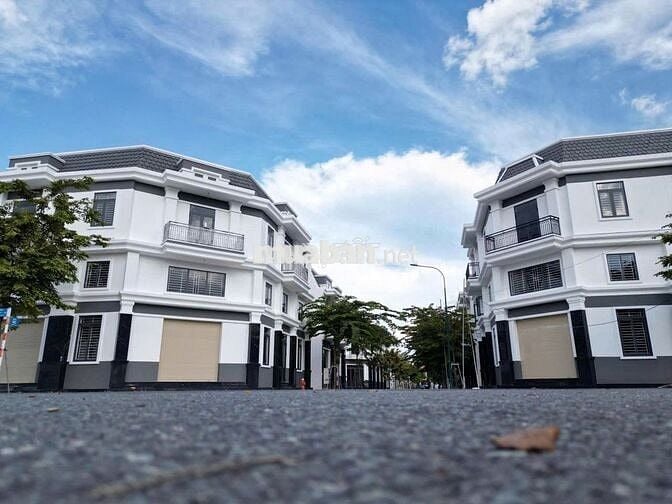 Bán căn nhà đường D8, kế mảng xanh, gần công viên