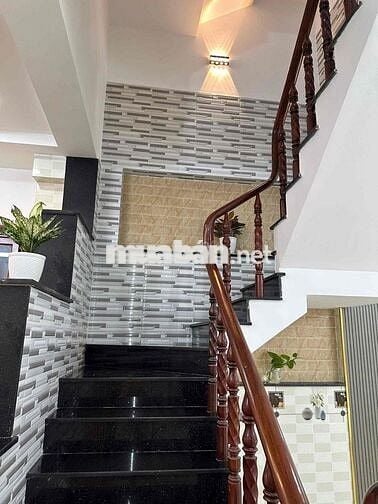 nhà 4x14m ( 56m2 ) 3 tầng cửa gỗ sang trọng, hẻm xe hơi đường số 20