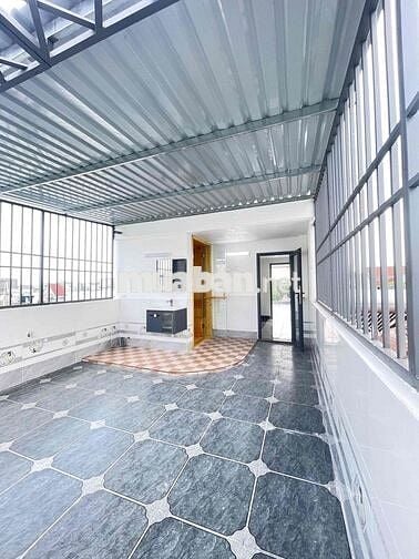 nhà hoàn công . sân ô tô. có 4 phòng ngủ . phòng thờ. gần thủ Đức.