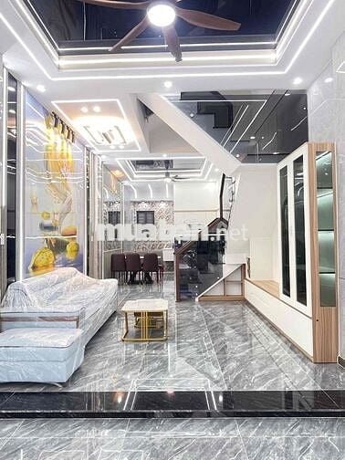 nhà hoàn công . sân ô tô. có 4 phòng ngủ . phòng thờ. gần thủ Đức.