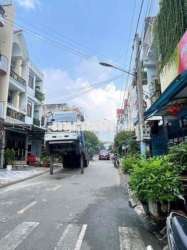 nhà hoàn công . sân ô tô. có 4 phòng ngủ . phòng thờ. gần thủ Đức.