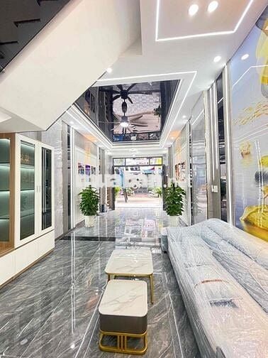 nhà hoàn công . sân ô tô. có 4 phòng ngủ . phòng thờ. gần thủ Đức.